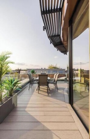 Outdoor dining - The Penthouse Fulham/West Kensington 3 Bedrooms (London)