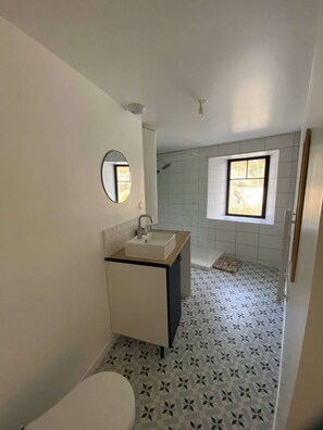 Bathroom - A balcony on the sea (Plouhinec)