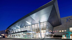 Exterior - Near American Airlines Center + Rooftop Pool & Bar (Dallas)