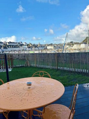 Outdoor dining - A garden on the beautiful port of Audierne (Plouhinec)