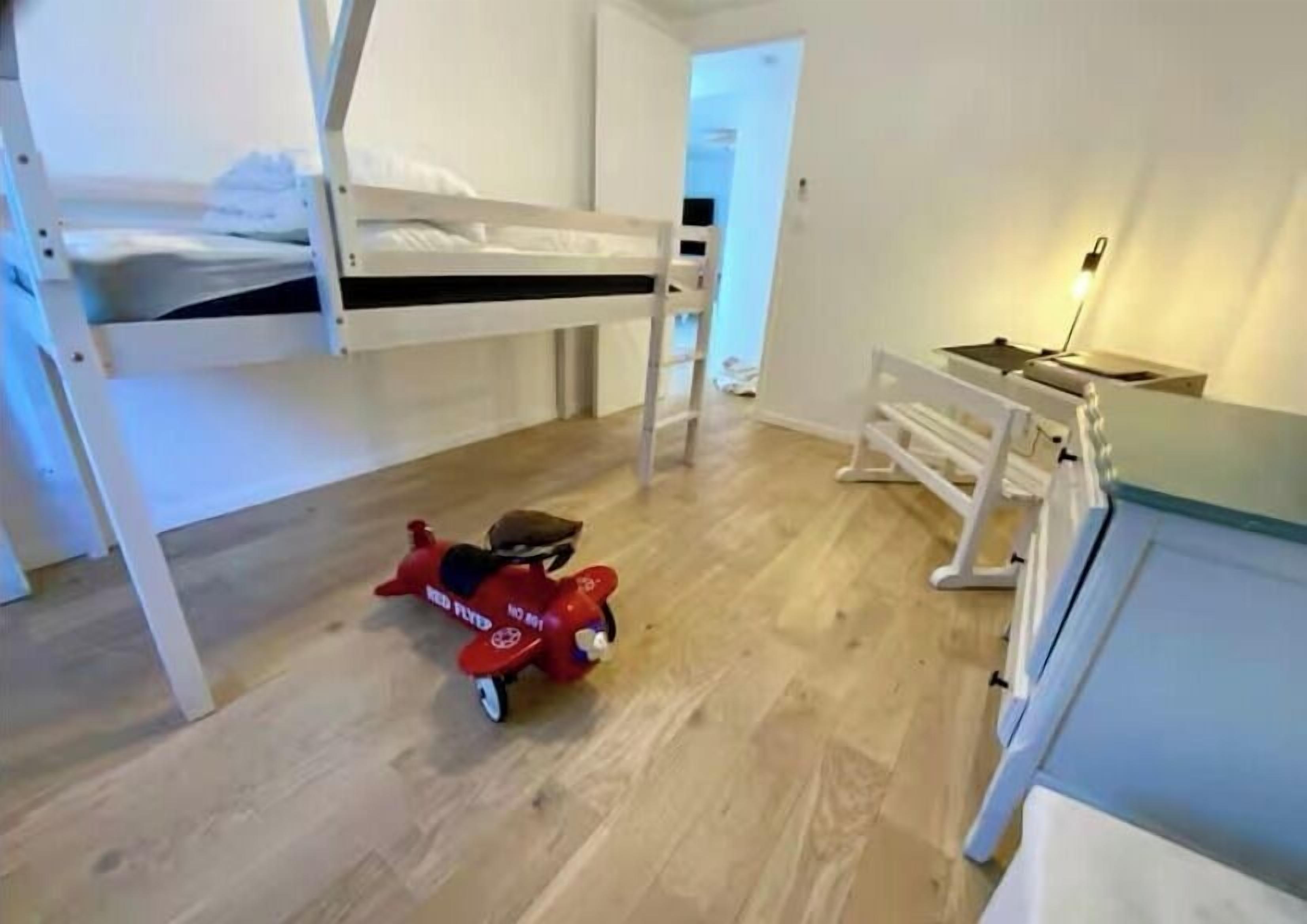 Tabla de planchar con plancha, cuna de viaje, wifi y ropa de cama 