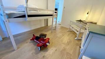 Tabla de planchar con plancha, cuna de viaje, wifi y ropa de cama
