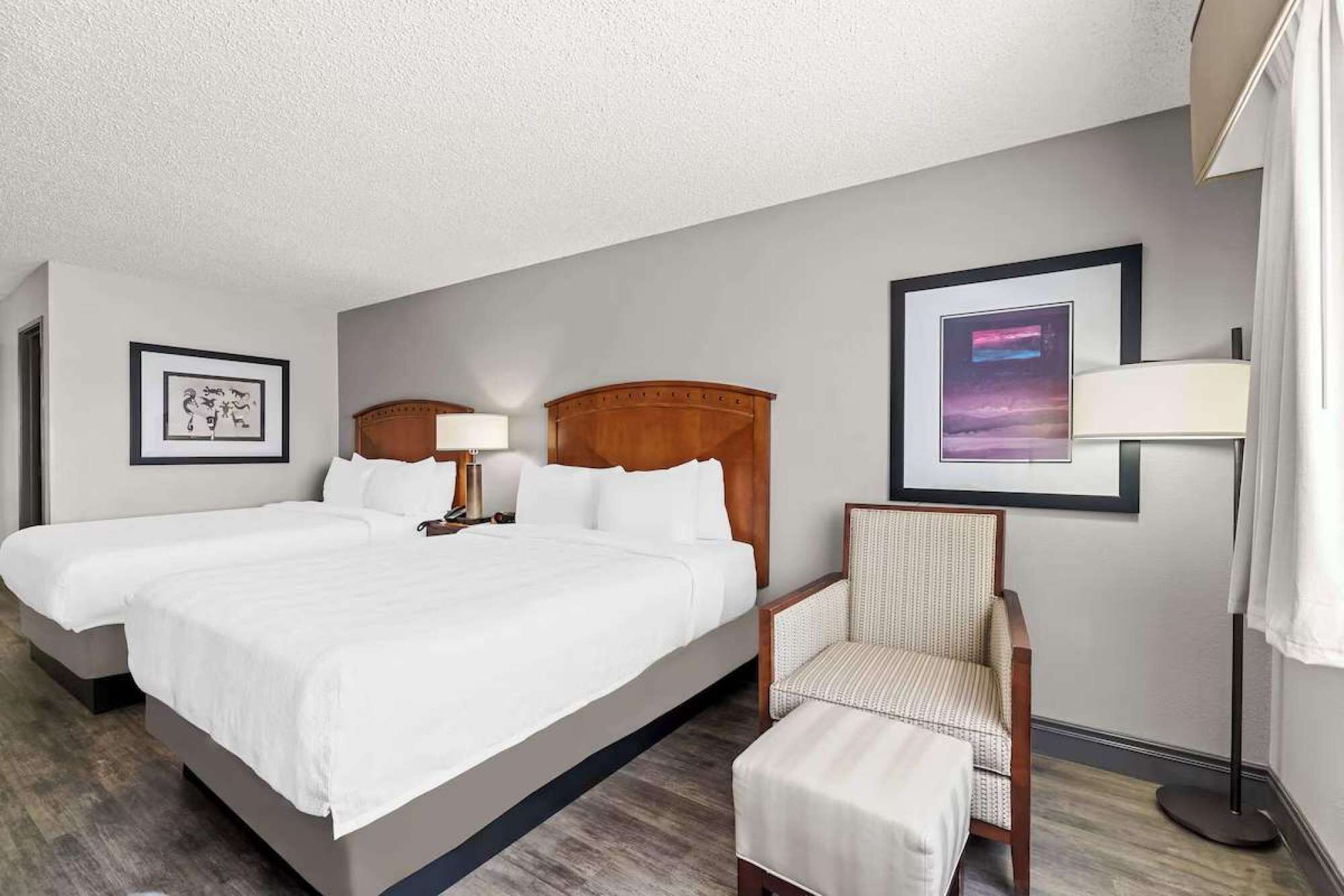Desk, iron/ironing board, WiFi, bed sheets
