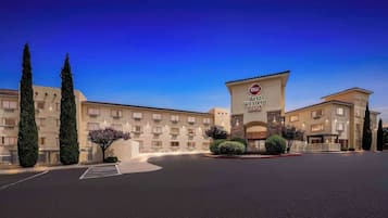 Un hotel Best Western Plus con entrada principal, varios pisos y estacionamiento.