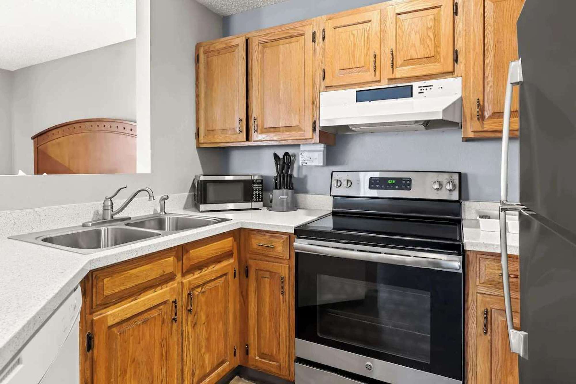 Cafetera/tetera, refrigerador, microondas, placa de cocina