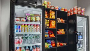 Un distributeur automatique rempli d’en-cas et de boissons.