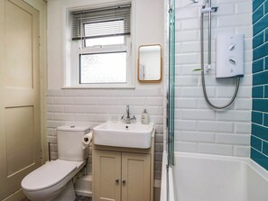 Ein Badezimmer mit Toilette, Waschbecken und Dusche.