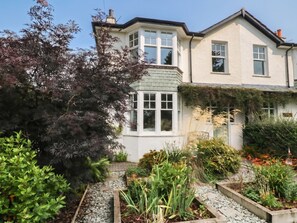 Ein zweistöckiges Haus mit Vorgarten.