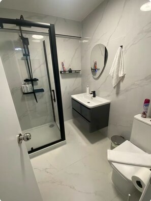 Douche, sèche-cheveux, bidet, serviettes fournies