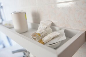 Un lavabo de baño con artículos de aseo.