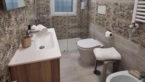 Shower, hair dryer, bidet, towels - Your oasis just a stone's throw from the sea! (Ladispoli)