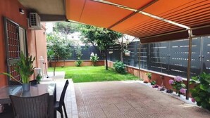 Outdoor dining - Your oasis just a stone's throw from the sea! (Ladispoli)