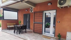 Outdoor dining - Your oasis just a stone's throw from the sea! (Ladispoli)