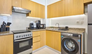 Apartemen Superior, pemandangan kota | Dapur pribadi | Mesin espresso, mesin pembuat kopi/teh, dan ketel listrik