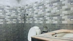 Standard Double or Twin Room, Balcony, City View | Bathroom