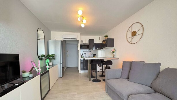 A modern apartment with a living room, kitchenette, and a dining area. - Cozy Seafront Studio on the Mediterranean (Agde)