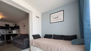 Iron/ironing board, bed sheets - Cozy Seafront Studio on the Mediterranean (Agde)