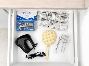 A drawer containing a coffee maker, a coffee pod holder, a coffee grinder, a spoon, and a spoon rest. - Loft22-CentrO, Balcony, Movie Park, Wi-Fi – for 6 guests (Oberhausen)