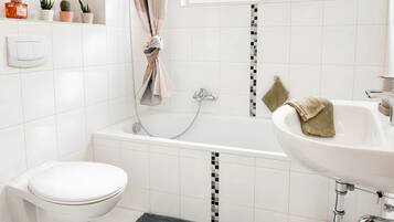 Ein Badezimmer mit Toilette, Badewanne und Waschbecken.