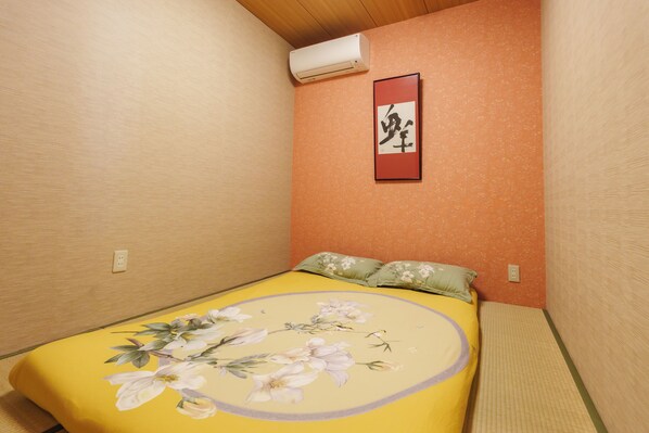 Room - Just a short walk from the Shinsaibashi Glico Sign (1 min), Dotonbori (30 seconds), Kuromon Market, Namba Station, Dotonbori, and Ume no Kaku (Osaka)