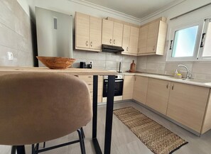 Kaffe- och tebryggare, kylskåp, ugn och spishäll