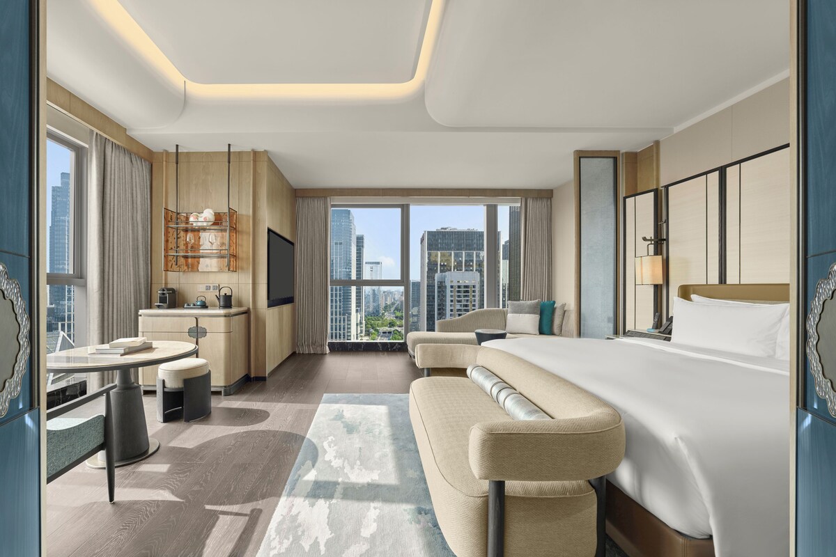 Phòng Deluxe, 1 giường cỡ king và sofa giường, quang cảnh thành phố, góc | Chăn bông, minibar, két bảo mật tại phòng, bàn 