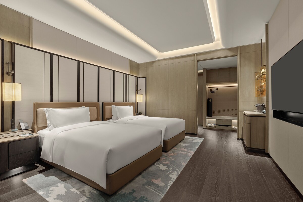 Phòng Superior, 2 giường đơn, quang cảnh thành phố | Chăn bông, minibar, két bảo mật tại phòng, bàn 