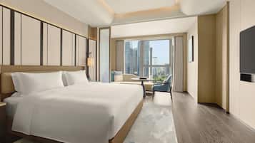 Quarto superior, 1 cama King, vista para a cidade | Edredons de pluma, frigobar, cofres nos quartos, escrivaninha