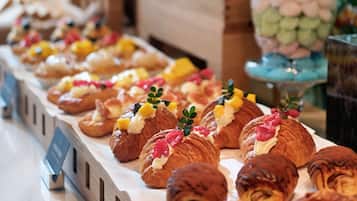 Café da manhã com buffet todos os dias mediante uma taxa