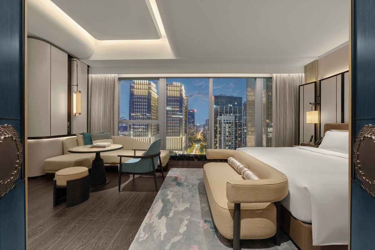 Phòng Deluxe, 1 giường cỡ king, quang cảnh thành phố | Chăn bông, minibar, két bảo mật tại phòng, bàn 