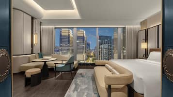 Quarto luxo, 1 cama King, vista para a cidade | Edredons de pluma, frigobar, cofres nos quartos, escrivaninha
