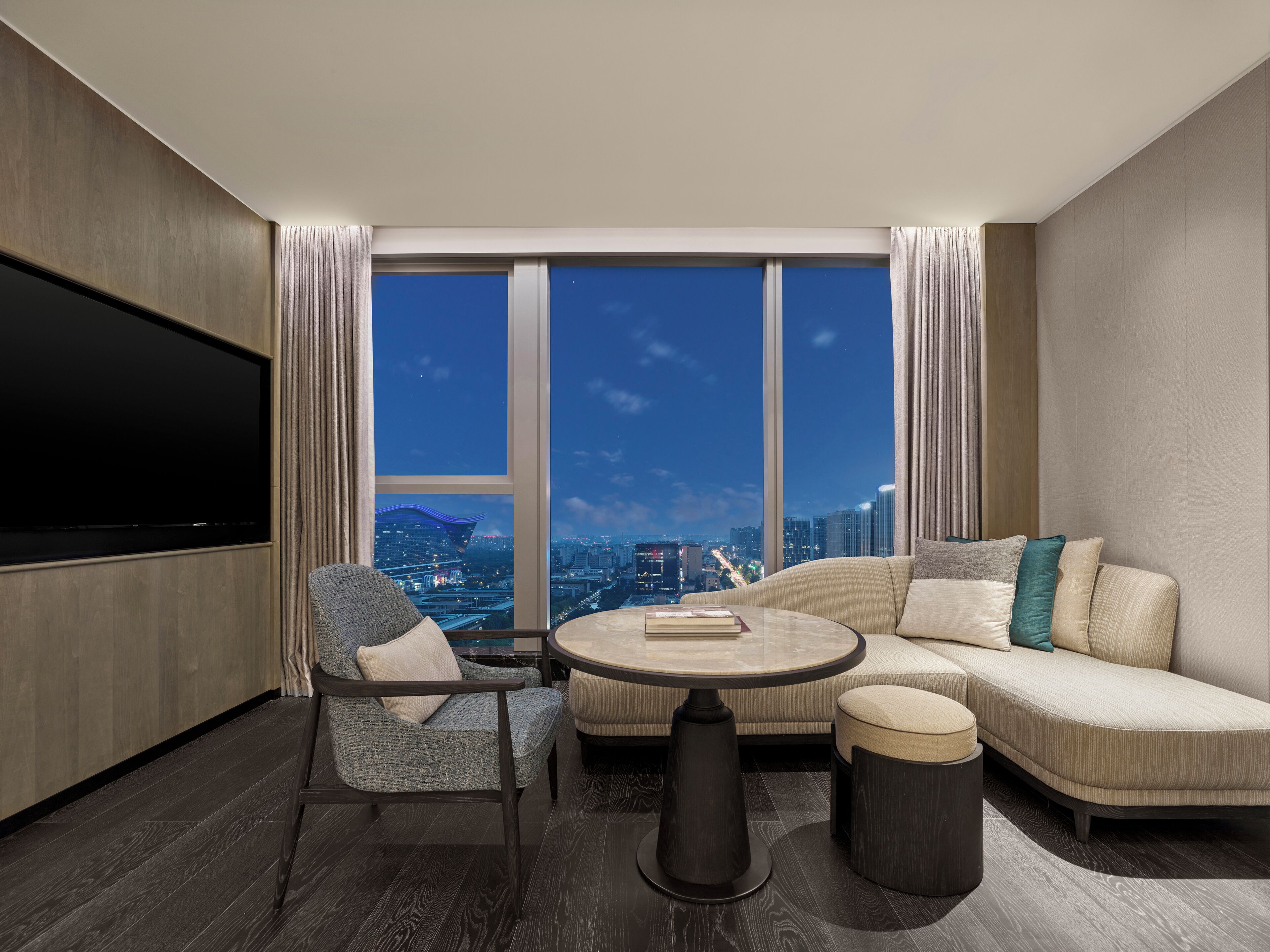 Kamar Deluks, 2 Tempat Tidur Twin, pemandangan kota (Family Friendly) | Selimut bulu angsa, minibar, brankas, dan meja kerja