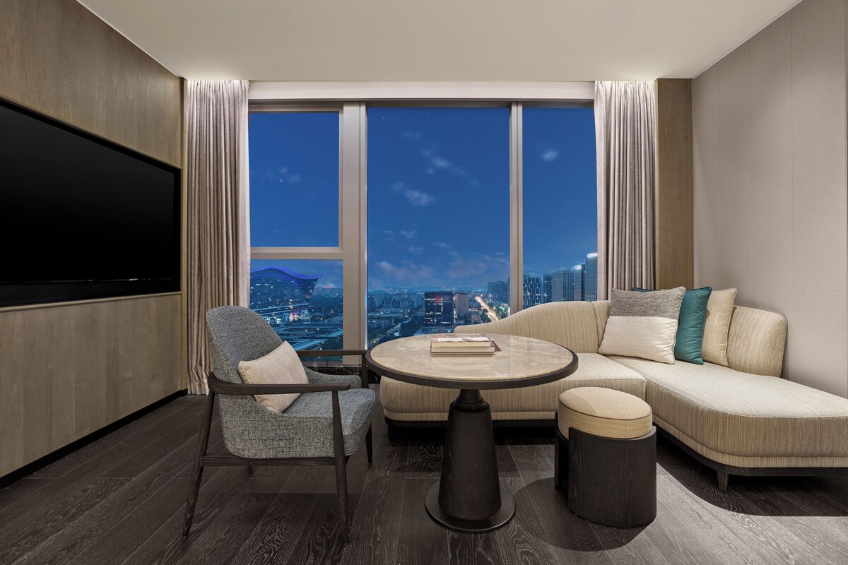 Phòng Deluxe, 2 giường đơn, quang cảnh thành phố (Family Friendly) | Chăn bông, minibar, két bảo mật tại phòng, bàn 