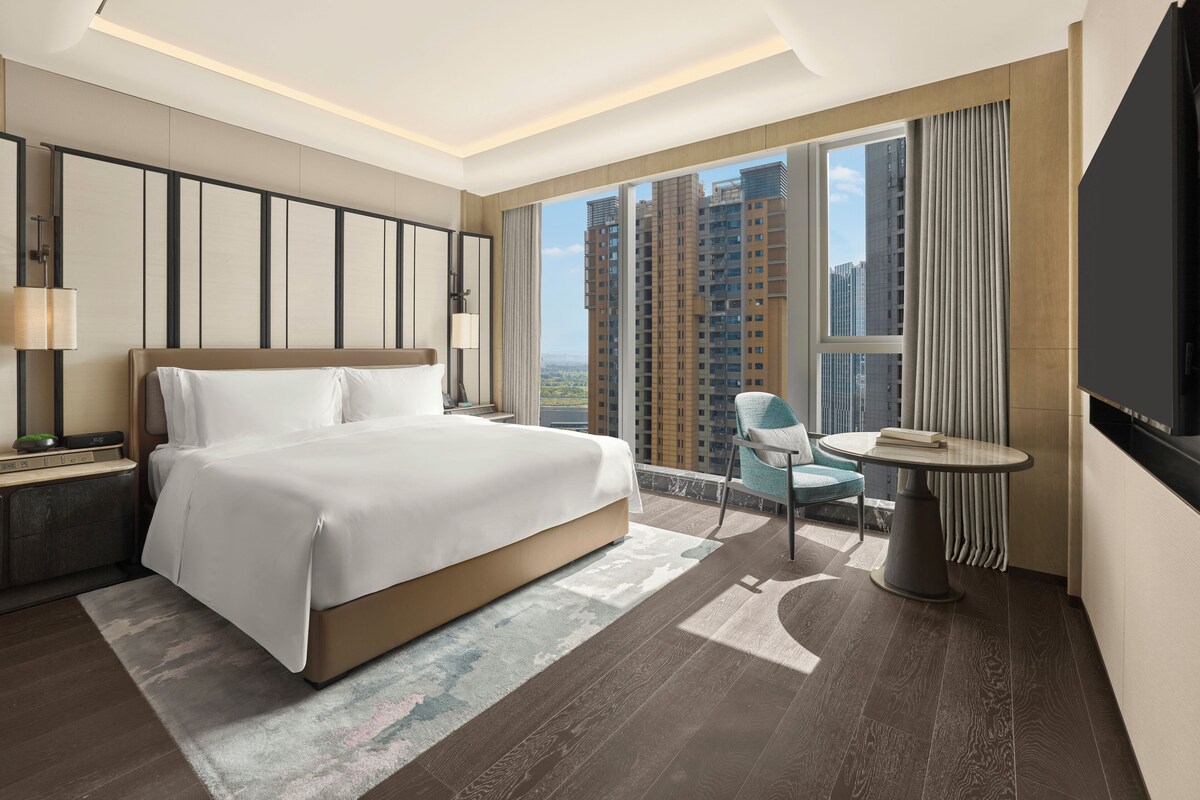 Phòng phong cách cổ điển, 1 giường cỡ king, quang cảnh thành phố | Chăn bông, minibar, két bảo mật tại phòng, bàn 