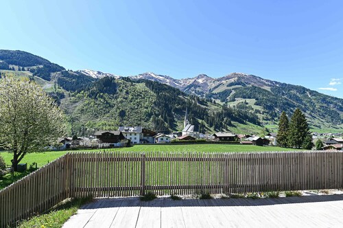 Chalet Creatina, Garden & Mountain view