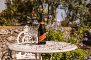 Outdoor dining - Wish House Cottage - set in picturesque Willingdon village (Eastbourne)