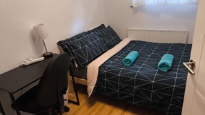 A small room with a bed, a desk, and a chair. - Stylish two bedrooms apartment between King's Cross St Pancras and Russel Square (London)