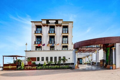 Elegant Luxury Nest Fort View Ashodev Residency