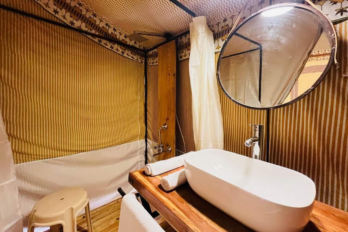 Quarto superluxo | Banheiro | Chuveiro, toalhas de banho, sabonete, shampoo