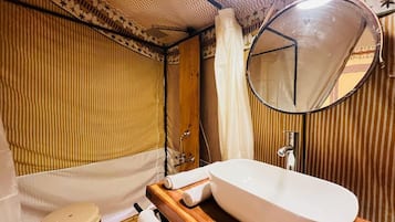 Kamar Mewah | Kamar mandi | Shower, handuk, sabun, dan sampo