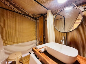 Quarto superluxo | Banheiro | Chuveiro, toalhas de banho, sabonete, shampoo