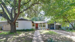 A residential house with a front yard, a driveway, and a garage. - Mid-term Stay in Austin! Family Home w/ Backyard (Austin)