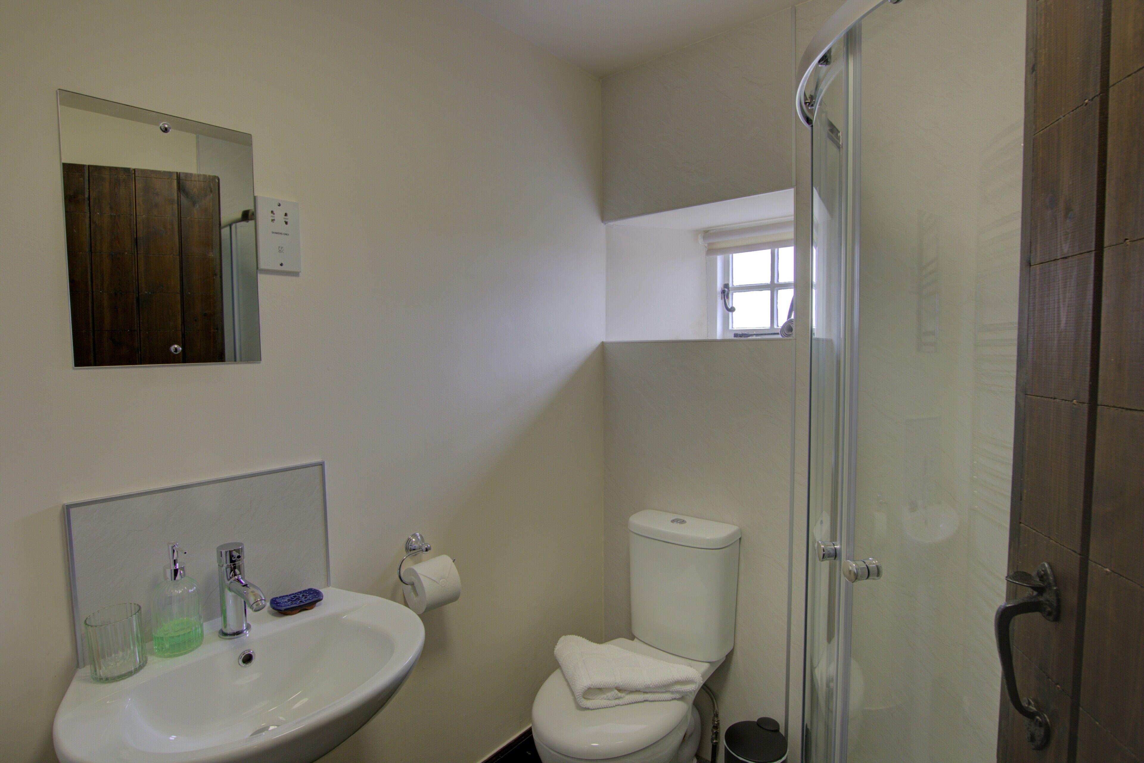 Une salle de bain avec un lavabo, des toilettes et une douche.