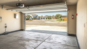 Un garaje con vista despejada a una calle residencial y casas.