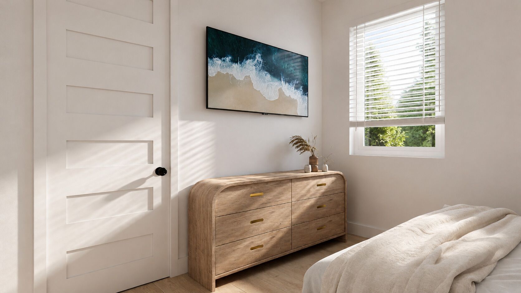 Ein Schlafzimmer mit Bett, Kommode, Fenster mit Jalousien und einem Wandbild.