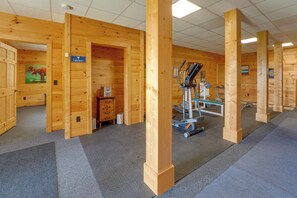 Ein Fitnessstudio mit Holzwänden und Trainingsgeräten.