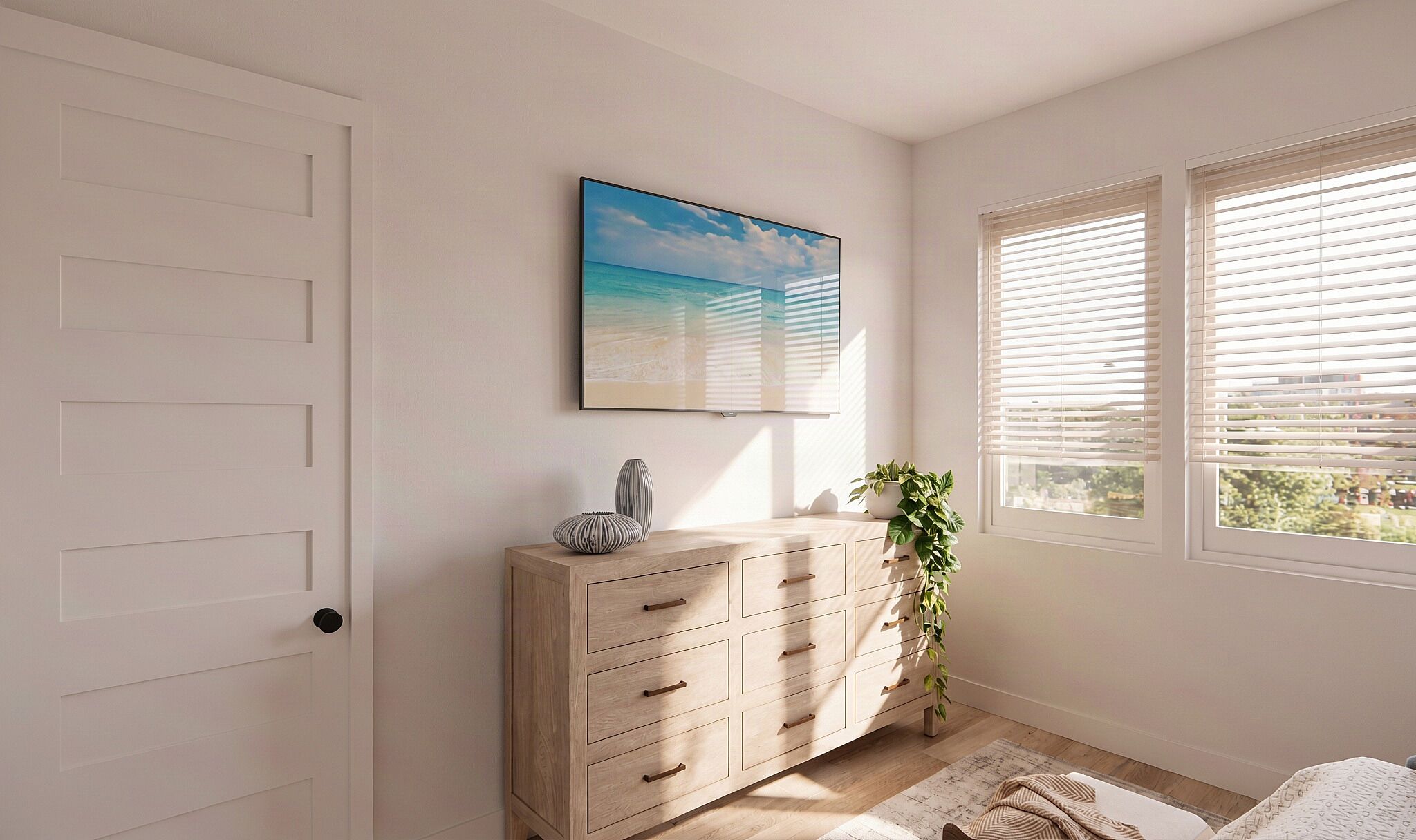Ein Zimmer mit einem Holzkasten, einem gerahmten Bild und einem Fenster mit Jalousien.