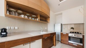 Apartamento (21) | Cozinha privada | Geladeira, cooktop, chaleira elétrica