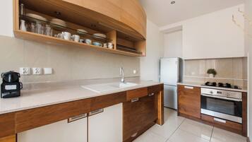 Apartment (21) | Private kitchen | Fridge, stovetop, electric kettle, cookware/dishes/utensils