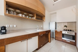 Apartemen (21) | Dapur pribadi | Lemari es, kompor, ketel listrik, dan peralatan masak/sendok-piring